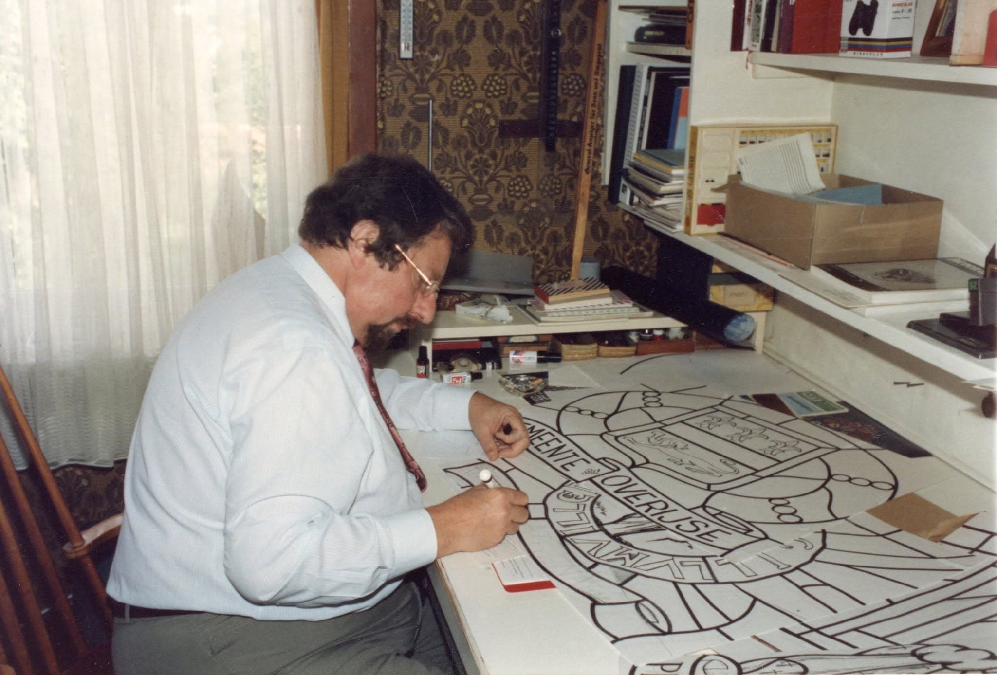 Louis Rigaux aan de tekentafel, werkend aan een wapenschild