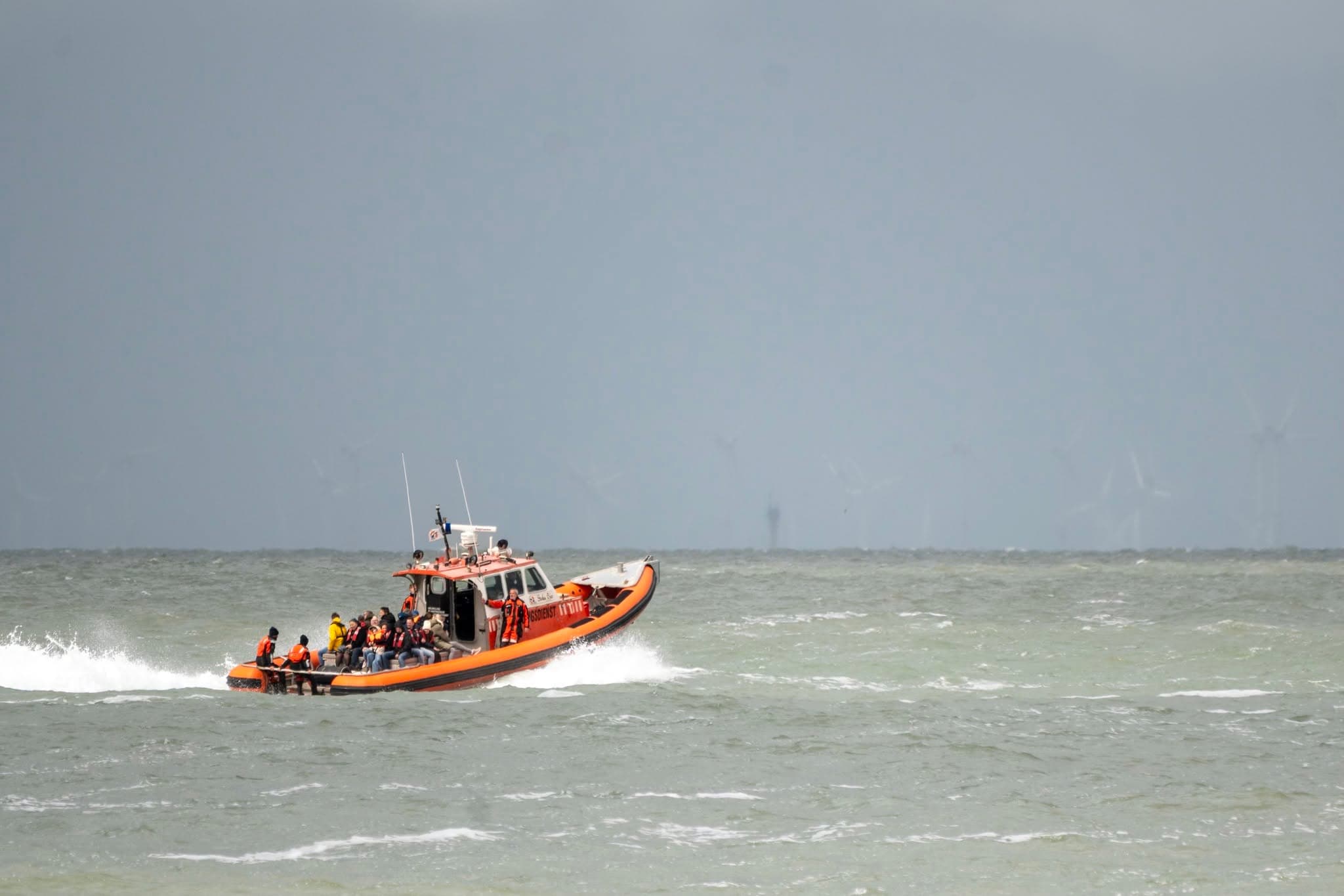 Reddingsboot op zee bij ruw weer